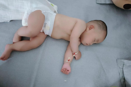 喀什宝宝多久会抬头